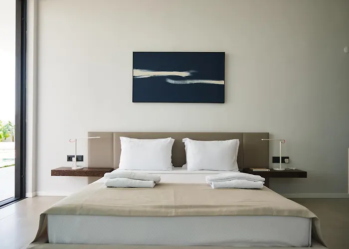 Ashta Suites / Minimal Suite